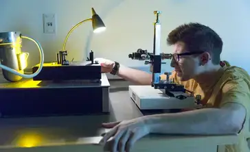 Student uses optical tools in physics lab