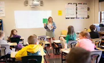 A student teacher presents to a class of middle schoolers