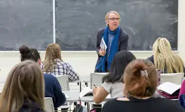 Professor Koeddermann leads a philosophical discussion