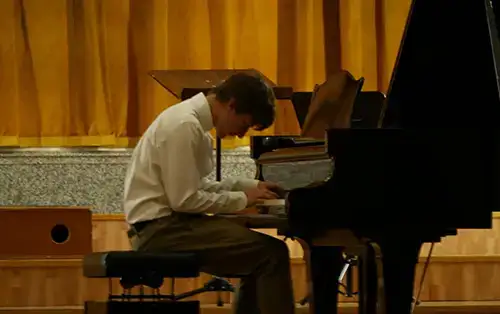 Magnus playing piano on stage