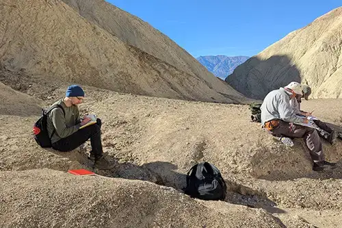 students study plate boundaries in the field