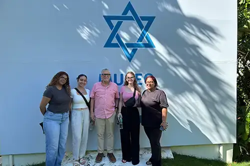 Students visit with holocaust survivor