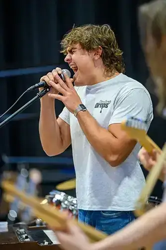 Frank Mastra singing