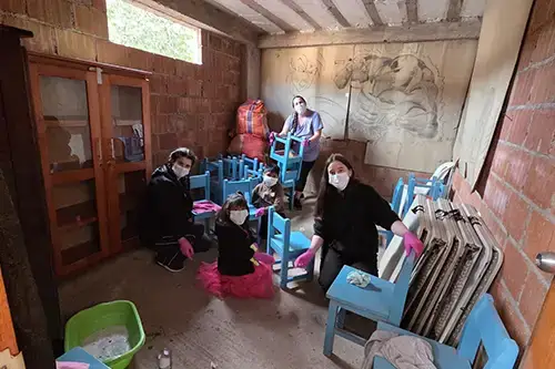 Peru FL Trip Group photo cleaning a home