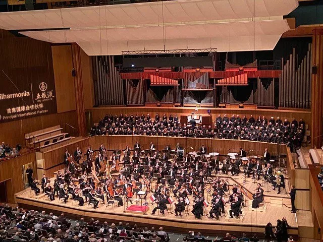 On February 20, 2020, Jolie Gagnon ’20, Ajaré Malcolm ’21, and Miguel Isbirian, ’21, with Dr. Newton, performed as members of the Philharmonia Chorus with the Philharmonia Chorus in a sold-out performance of Gustav Mahler’s Symphony No. 2 at London’s Royal Festival Hall. The concert was recorded for broadcast on BBC Radio 3. 