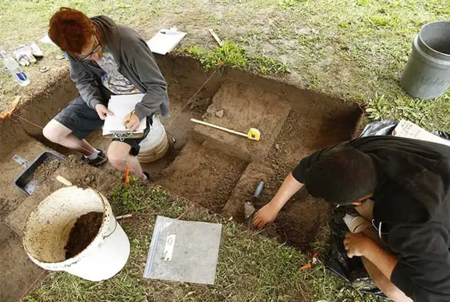 Students digging on Pine Lake Site