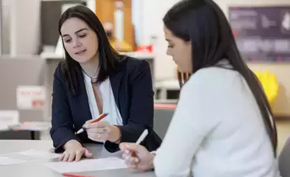 Student sitting with with an advisor