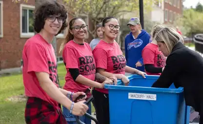 Students collect recyclables on move in day